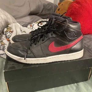 Air Jordan 1 Retro Mid 'Black Team Red' size 9 mens - Picture 1 of 5