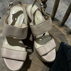 COACH Quartz Beechwood Leather Studded Platform Wedge Sandals Women Size 7B - Picture 1 of 10