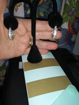 Pendientes tipo argolla KARIS hechos con cristal de Swarovski blanco en latón vinculado platino Foto 1 de 4