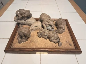 Base espositore animali The Herd Elephant strizza l'occhio anni 90 6 pezzi con figure di Martha Carey  - Foto 1 di 16