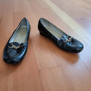 Vintage Liz Claiborne black nora faux leather gold horsebit ballet flats size 8 - Picture 1 of 12