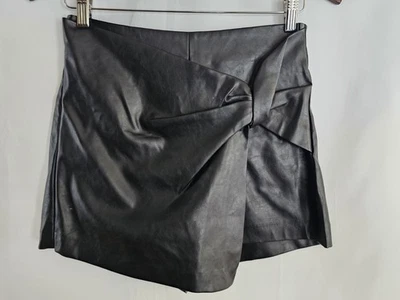 Zara 黑色人造皮革短裙小号高腰裹身前迷你短裤 — 第 1/4 张图片