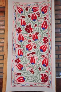 Suzani Table Runner, Uzbek Tulip Flower Embroidery, Handmade, Silk/Cotton, Red - Imagen 1 de 9