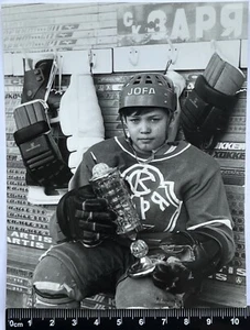 Vecchia foto bambini carini, ragazzo affettuoso bello attraente giocatore di hockey #2569 - Foto 1 di 3