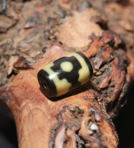 Tótem tibetano antiguo ágata color marfil honesto 3 ojos pequeño en forma de cubo cuenta dZi - Imagen 1 de 8