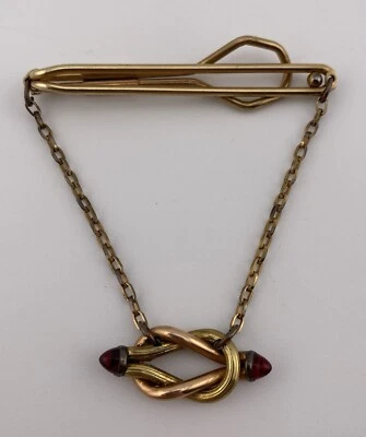 Placa Enrollada Anson Colgante de Oro Cadena Barra de Lazo Clip Puntas de Vidrio Rojo Nudo Cuadrado Foto 1 de 4