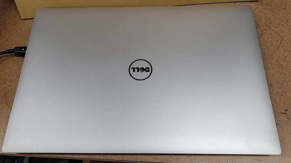 Dell Precision 5520 Xeon E3-1505M v5 32GB 512GB SSD 15.6" FHD Quadro M1200 Sin sistema operativo Foto 1 de 4