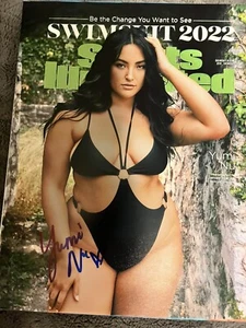 Yumi Nu firmata a mano 2022 Sports Illustrated cover - Foto 1 di 3
