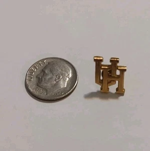 University of Houston Cougars Gold Tone Lapel Pin - Picture 1 of 2