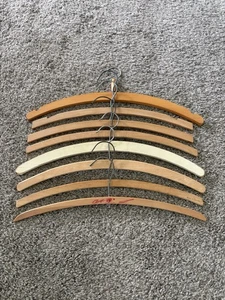 Konvolut Posten 8 Vintage Kleiderbügel aus Holz geschwungen - Bild 1 von 5