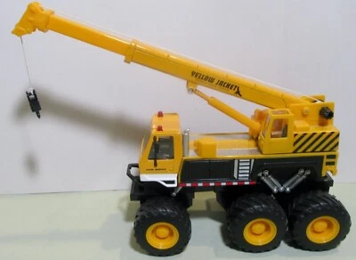 Maisto Yellow Jacket Truck & Crane Service Friction Style Crane - Image 1 of 4