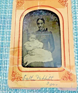 ANTICO SCUDO IN TINTA E CARTA - DONNA E BAMBINO; TATA? ESTHER NESBITT 3 ANNI - Foto 1 di 8