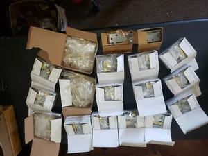 Lote de 200+ herrajes para gabinete - latón macizo - Ives, Stanley y más nuevos en caja - Imagen 1 de 9