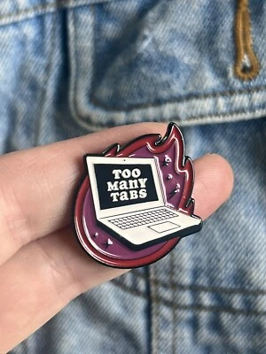 Pin esmaltado divertido sobrecalentamiento para computadora portátil “Demasiadas pestañas” para amantes de Internet Foto 1 de 4