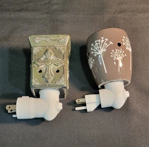 2 Scentsy Steck Wand Wachswärmer Nachtlicht braun weiß Pusteblume Gothic Kreuz - Bild 1 von 10