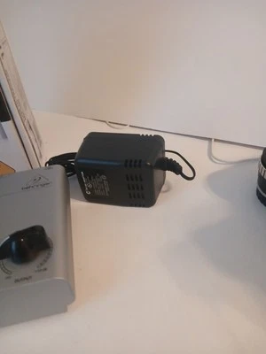 Behringer TUBO ULTRAGAIN MIC100 Audiophile tubo de vacío preamplificador micrófono e instr entradas Foto 1 de 4