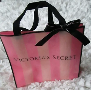 BOLSA DE REGALO REUTILIZABLE DE VINILO DURO VICTORIAS SECRET DE COLECCIÓN NUEVA SIN ETIQUETAS CON ASAS DE TELA Y LAZO - Imagen 1 de 6