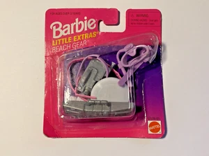NEU MATTEL BARBIE PUPPE KLEINE EXTRAS STRANDAUSRÜSTUNG ZUBEHÖR SET #67036-81 - Bild 1 von 2