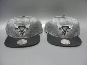 ZWEI MITCHELL & NESS NBA CHICAGO BULLS MÜTZEN KAPPEN VERSTELLBAR POLYESTER NEU MIT ETIKETT - Bild 1 von 2