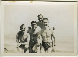 PHOTO ANCIENNE - VINTAGE SNAPSHOT - HOMME TORSE NU MUSCLE PLAGE GROUPE-MAN BEACH - Foto 1 di 1