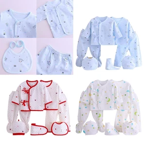 Neugeborenes Geschenkset für Baby Jungen oder Mädchen 7-teilig Kleidung & Zubehör Mütze + Lätzchen