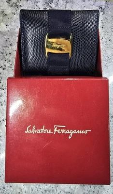 Cartera Plegable Cuero Ferragamo Azul Marino con Caja - Excelente Estado Foto 1 de 4