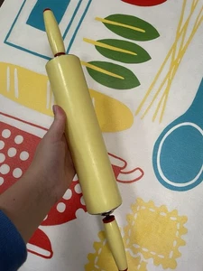 50er Jahre Vintage Melamin Nudelholz gelb mit roten und Chrom Akzenten, 17,5" - Bild 1 von 6