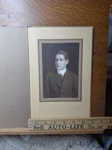 Fotografia vintage in bianco e nero - Stampa antica senza tempo ritratto maschile  - Foto 1 di 9