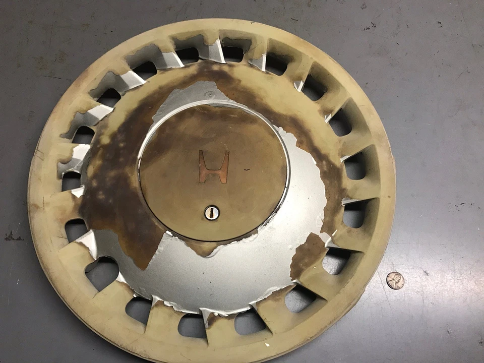 One  original 1987 1988 1989 Honda Prelude 2-piece hubcap -Needs Paint- - Изображение 1 из 4
