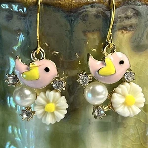 Orecchini pendenti tono oro uccellino rosa e perle di fiori bianchi. Artigianale. Uccellini. S902 - Foto 1 di 3