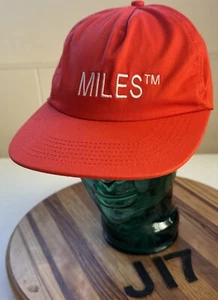 MUY BONITO SOMBRERO ""MILLAS"" ROJO SNAPBACK AJUSTABLE EN EXCELENTE ESTADO J17 - Imagen 1 de 3