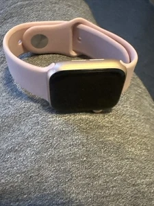 Apple Watch Series 4 40 mm boîtier en aluminium or rose bracelet sport (GPS + cellulaire) - Photo 1 sur 3