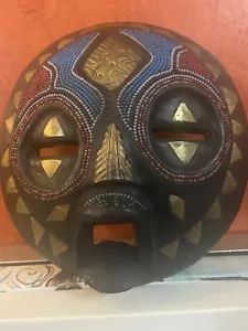 Arte africano: máscara de metal de madera artesanal Camerún Tikar - Imagen 1 de 6