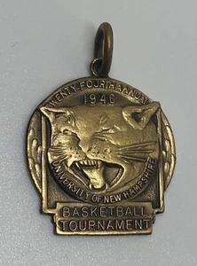 Antiguo 1946 Universidad de New Hampshire Torneo de Baloncesto WILDCAT Llavero Dije UNH - Imagen 1 de 4