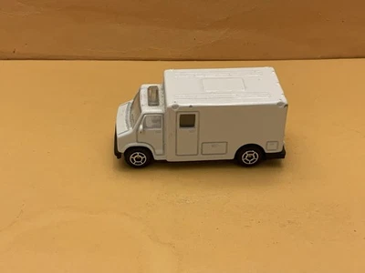 Ambulancia MaiSto cuerpo blanco en blanco lo antes posible/modelo ColorComp Foto 1 de 4