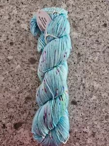 Fiori Hand Dyed Sock Yarn #074 Bubble Gum Cream 80% Fine Merino 20% Nylon 400m - Picture 1 of 1