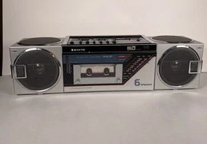 Reproductor de radio casete BOOMBOX gris/plateado Sanyo M7740 DE COLECCIÓN - para piezas - Imagen 1 de 18