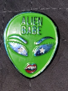 Pin de solapa ALIEN BABE esmalte iridiscente/verde. Cabeza alienígena verde. - Imagen 1 de 1