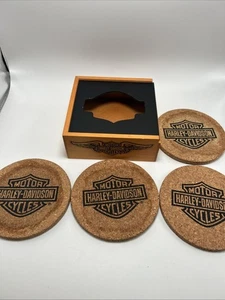 Juego de cuatro posavasos de corcho Harley Davidson en caja de exhibición de madera - Imagen 1 de 17