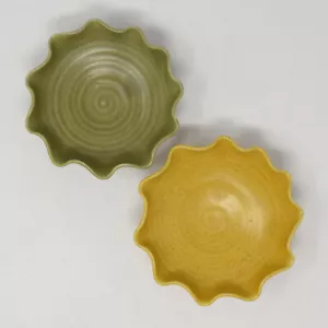 2 ciotole vintage Pigeon Forge Pottery Ownby pizzicate ondulate bordo volant giallo verde - Foto 1 di 12
