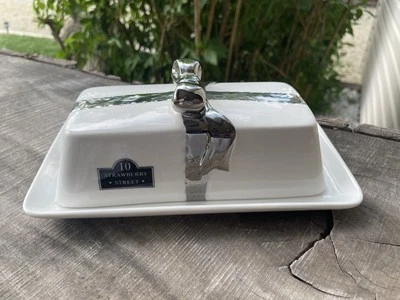 Plato de mantequilla blanco cubierto de porcelana Strawberry Street 10 detalle de lazo plateado bonito Foto 1 de 4