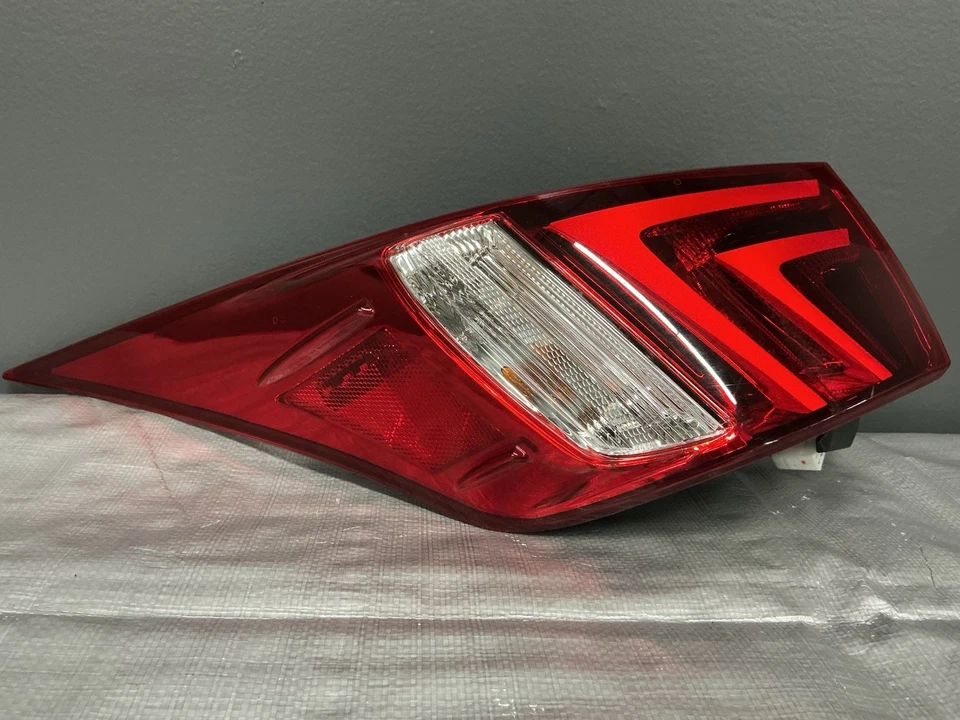 Luz trasera exterior derecha Lexus IS 350 2015 8155053270 OEM Foto 1 de 4