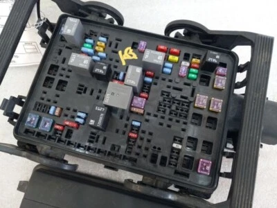 2015-2019 GMC Sierra 2500 3500 Pickup Engine Fuse Box OEM - Image 1 of 4