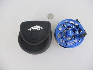 Lost Creek II Fliegen Angelrolle blau/schwarz 7/8 WT Schnur mit Koffer Neuzustand - Bild 1 von 5