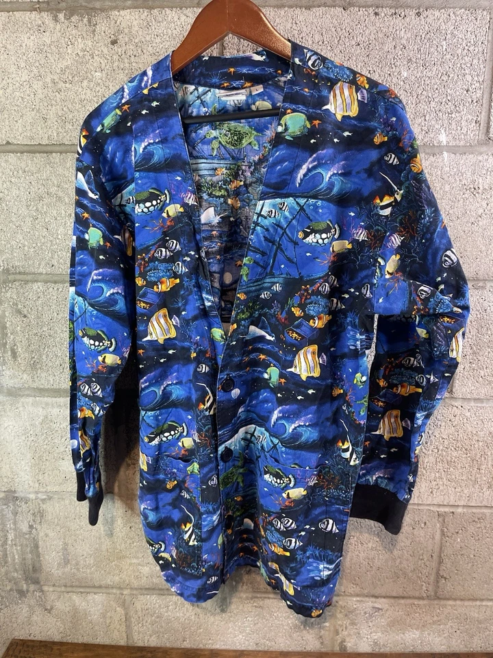 S.C.R.U.B.S. Muñeca elástica Ocean Life talla grande manga larga bolsillos con botones Foto 1 de 4