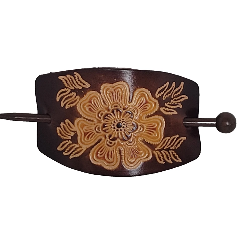 Clipe de cabelo de couro Barrette e suporte de rabo de cavalo em bastão de madeira feito à mão para pônei - Imagem 1 de 4