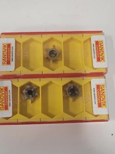 327R09-18 08UN-THM SANDVIK Einsatz **3 Stück** Original (AT211) - Bild 1 von 6