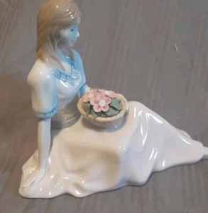 Porcelana Mexicana Cuernavaca Mujer Con Cesta de Flores Firmada - Imagen 1 de 4