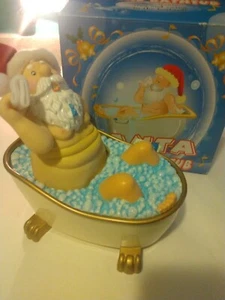 Singender Weihnachtsmann kommt in die Stadt Weihnachtsmann in der Badewanne - Bild 1 von 9