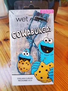 Wet N Wild Sesame Street Cookie Monster Cowabunga eyelash curler Limited - NIB - Picture 1 of 3